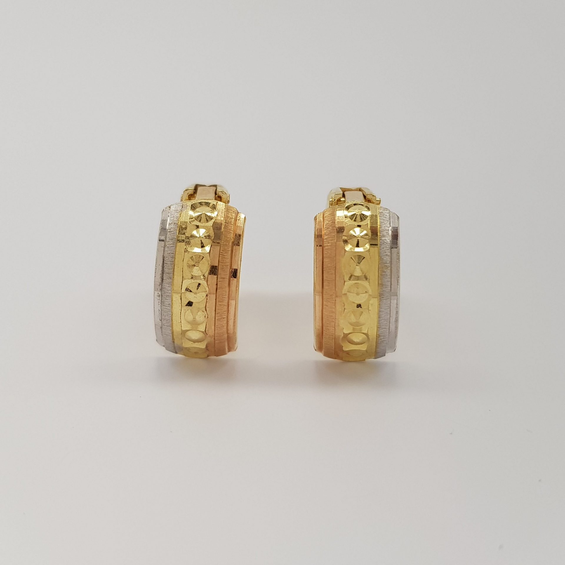 Z greckim wzorem - kolczyki złote wykonane w żółtym, białym i czerwonym złocie