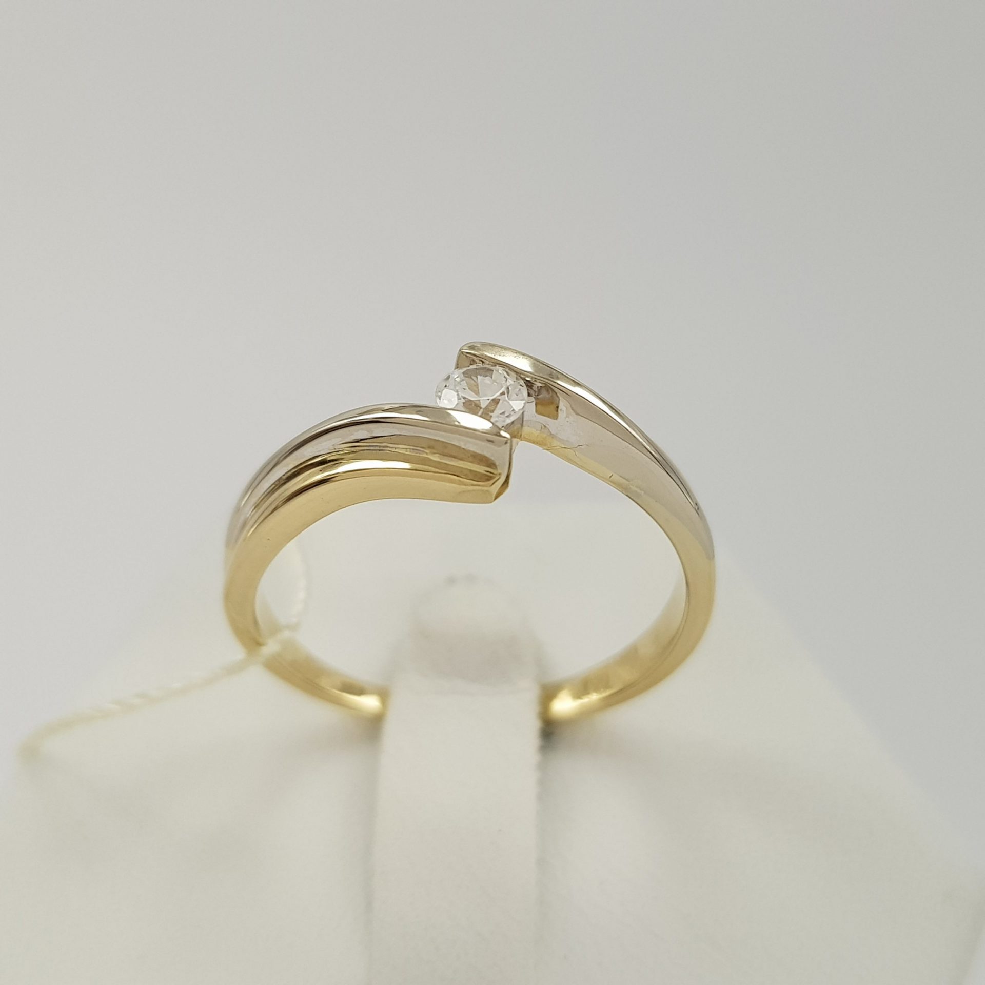 Symetryczny pierścionek wykonany z białego i żółtego złota