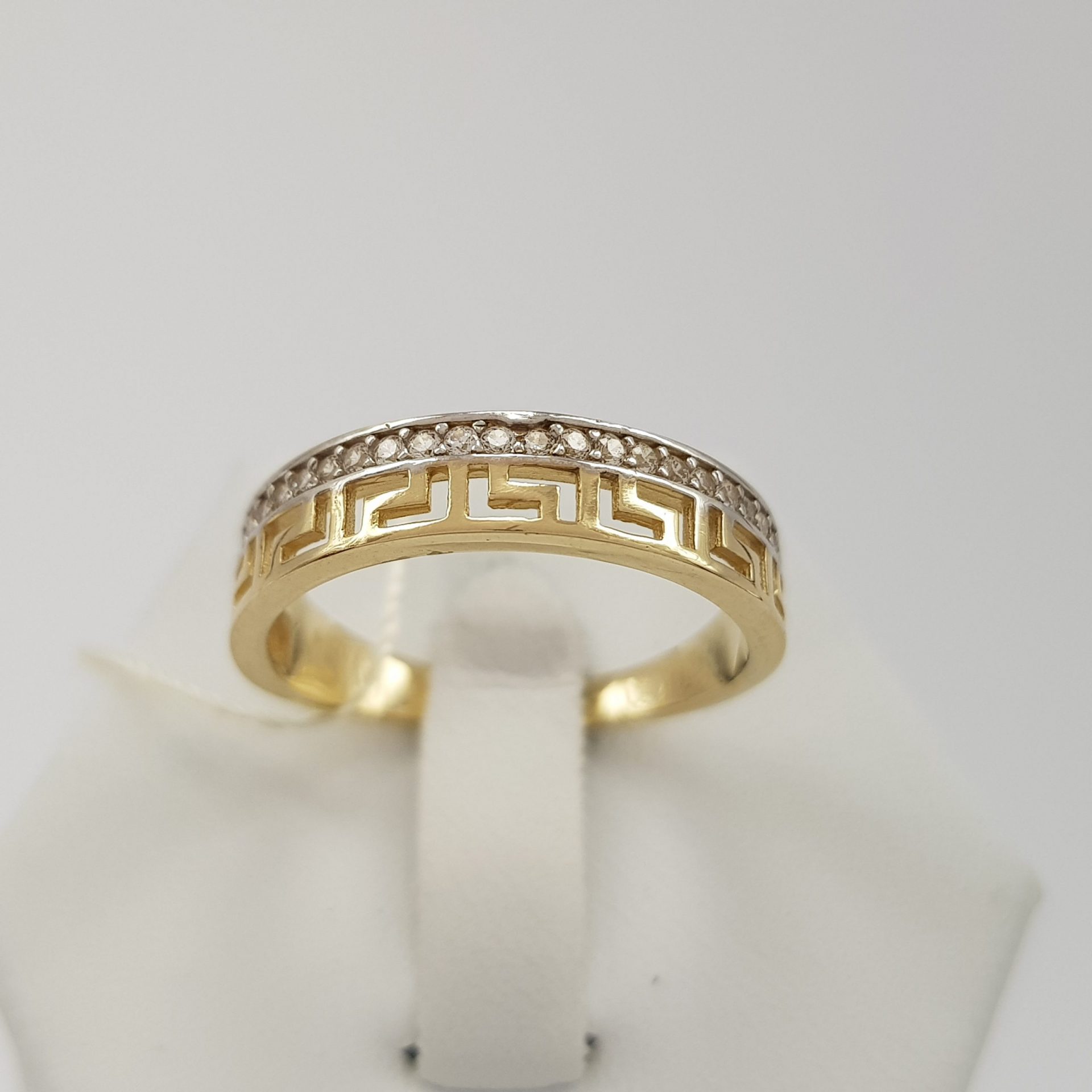 Obrączkowy pierścionek złoty z greckim wzorem i cyrkoniami