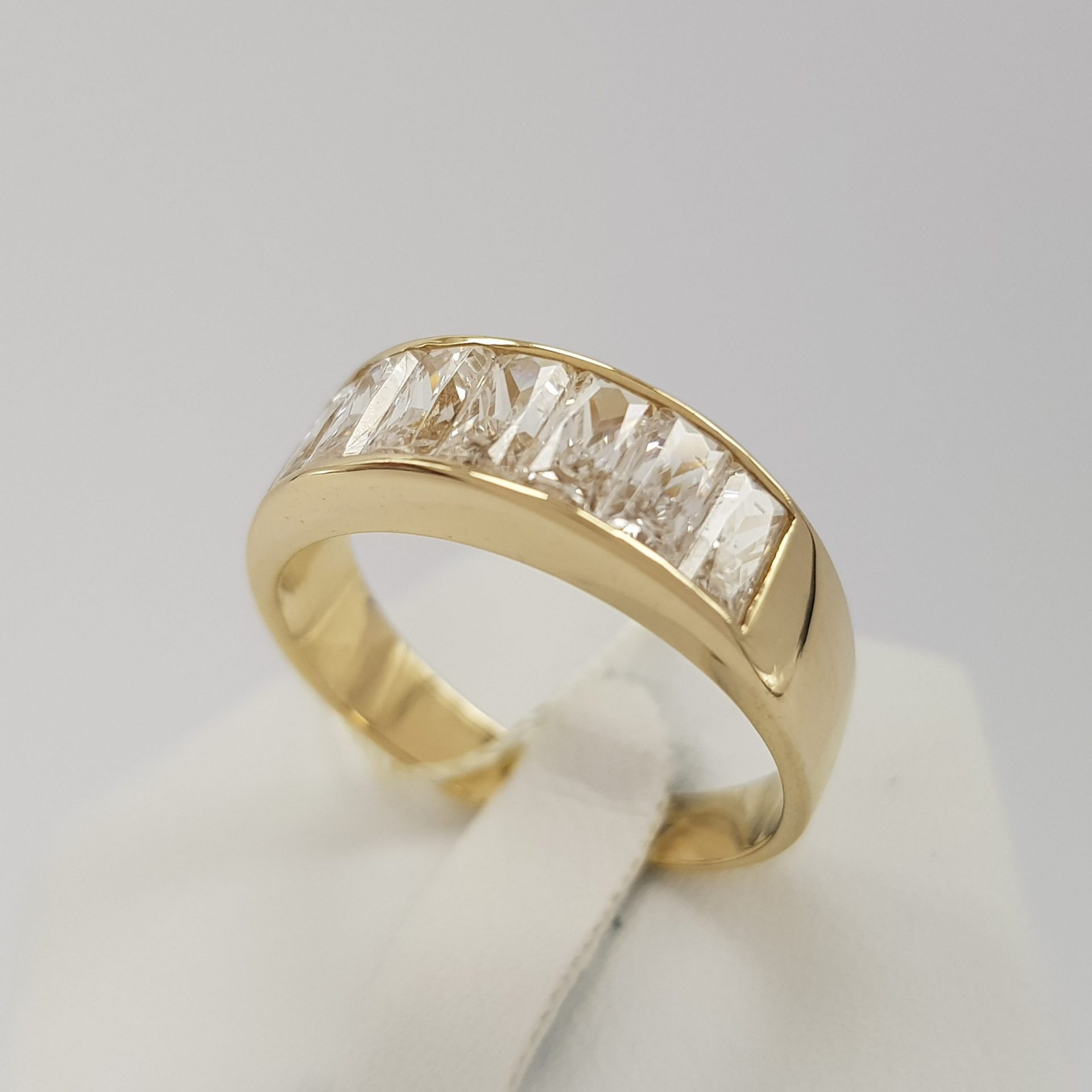 Piękny złoty pierścionek z prostokątnymi cyrkoniami