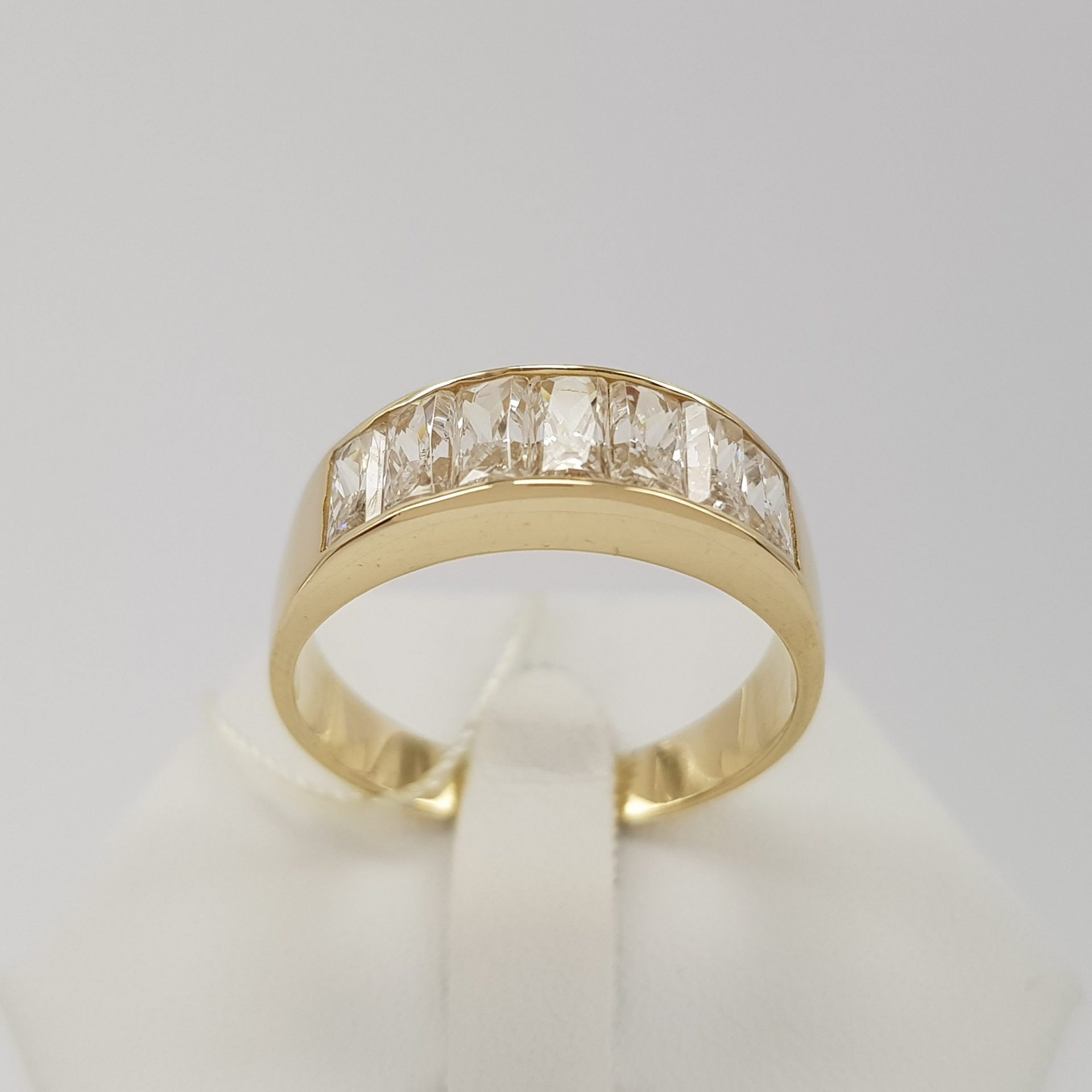 Piękny złoty pierścionek z prostokątnymi cyrkoniami