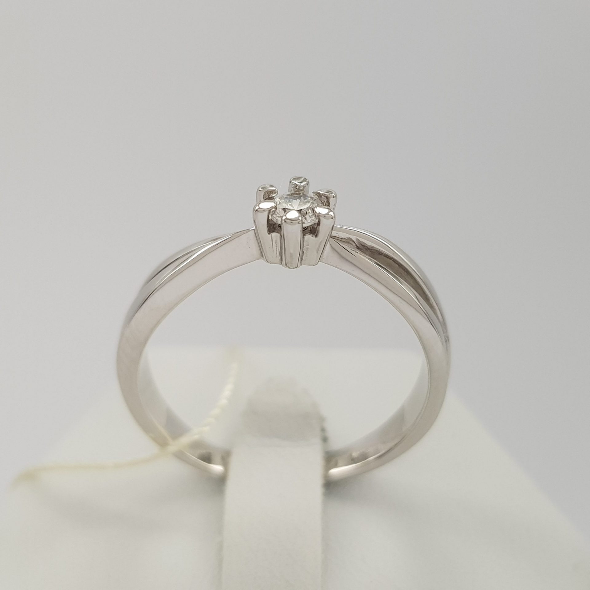 Najmodniejszy pierścionek zaręczynowy: ponadczasowy w białym złocie z cyrkonią