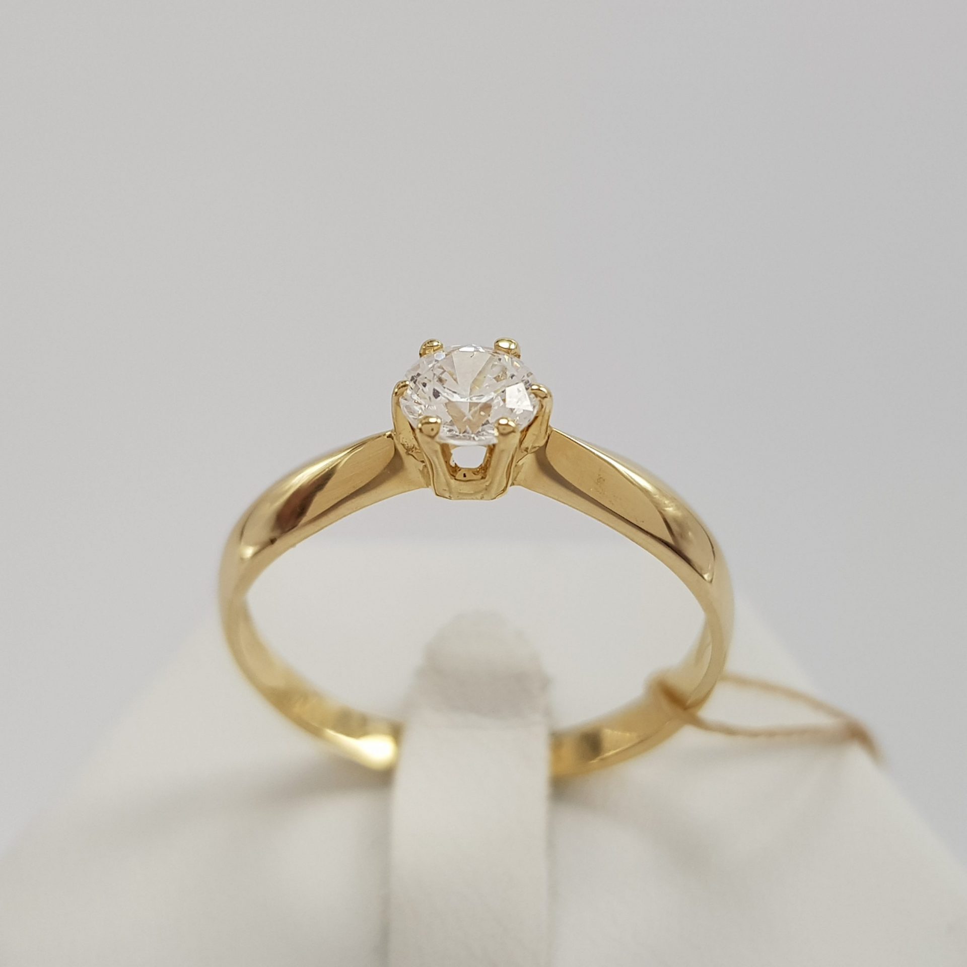 Klasyczny pierścionek zaręczynowy z błyszczącą cyrkonią o średnicy 5mm