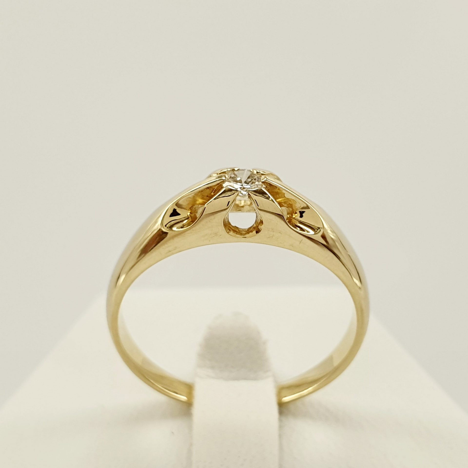 Elegancki pierścionek zaręczynowy z brylantem