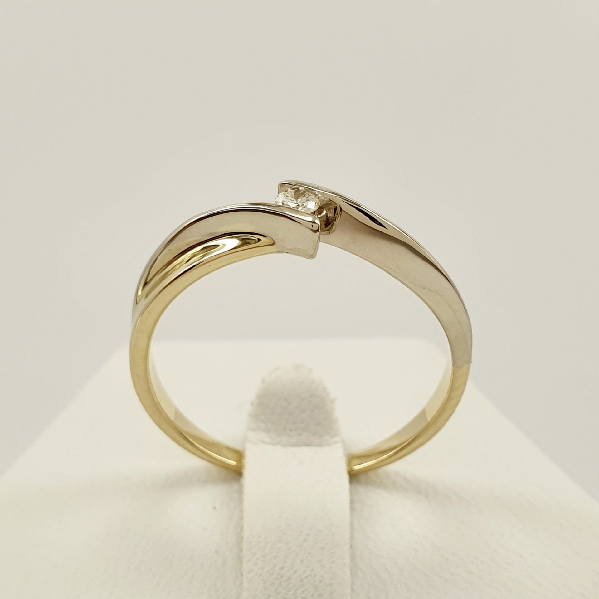 Delikatny pierścionek zaręczynowy z brylantem