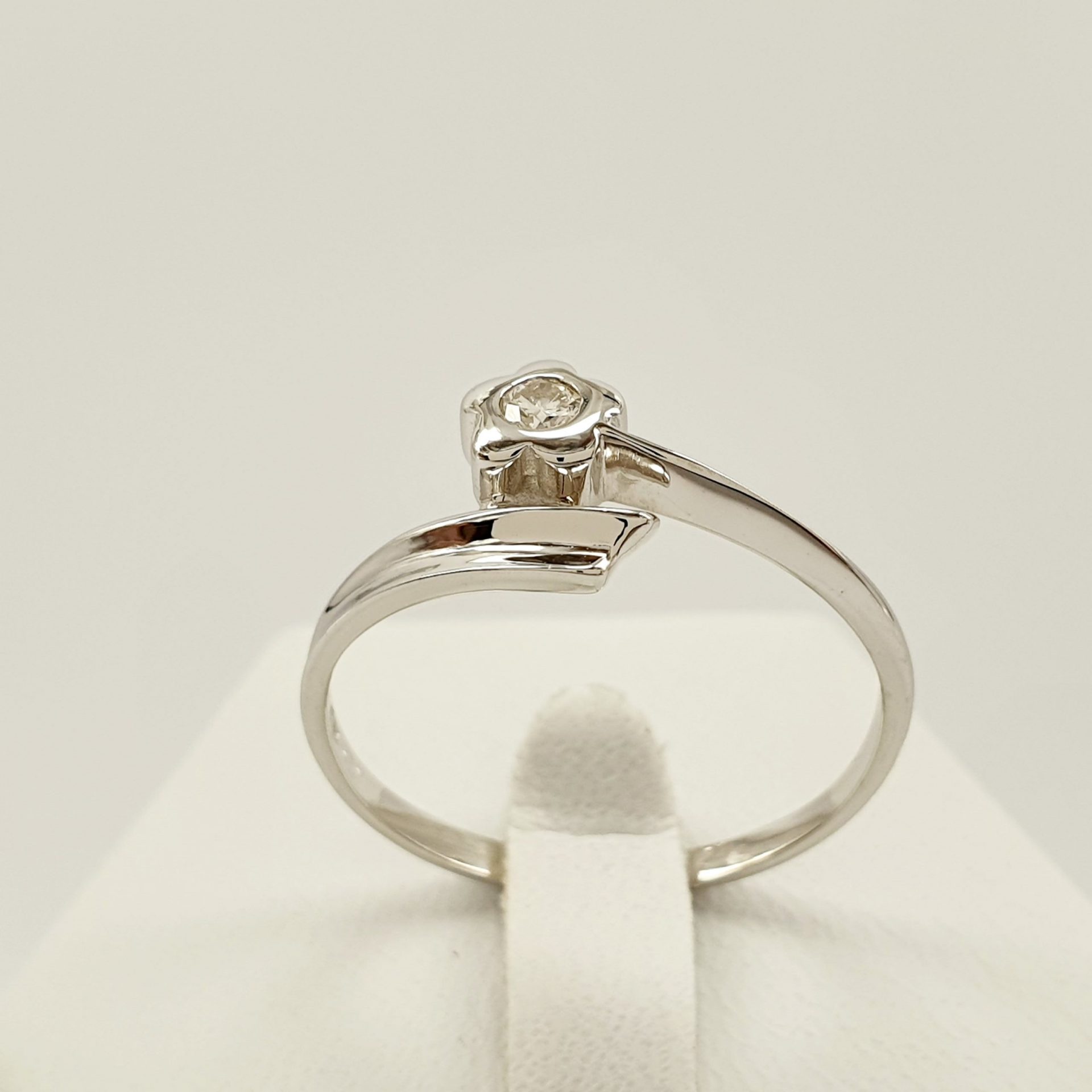 Uroczy pierścionek złoty z brylantem w kształcie kwiata