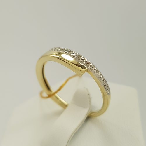 Niezwykły pierścionek złoty z brylantami w formie obrączki
