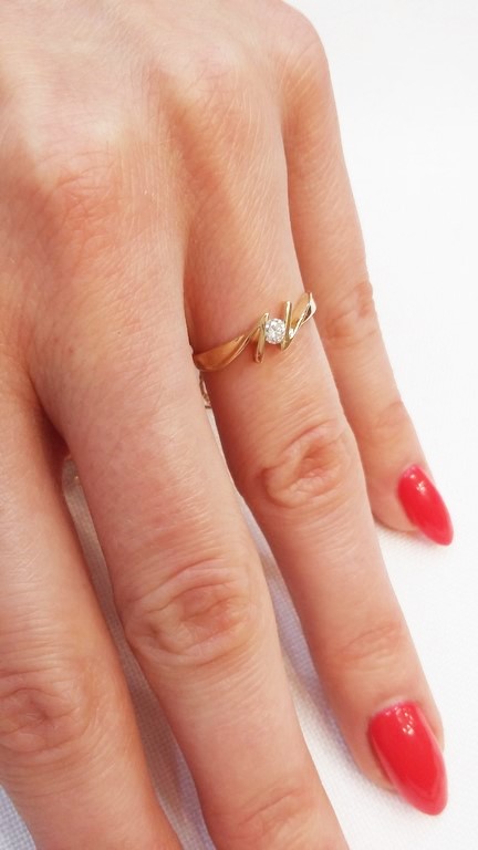 Piękny pierścionek złoty z brylantem