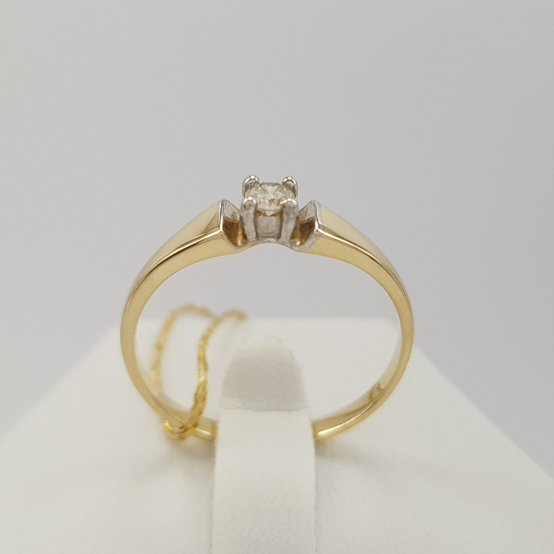 Niezwykły pierścionek złoty z brylantem 0,07ct