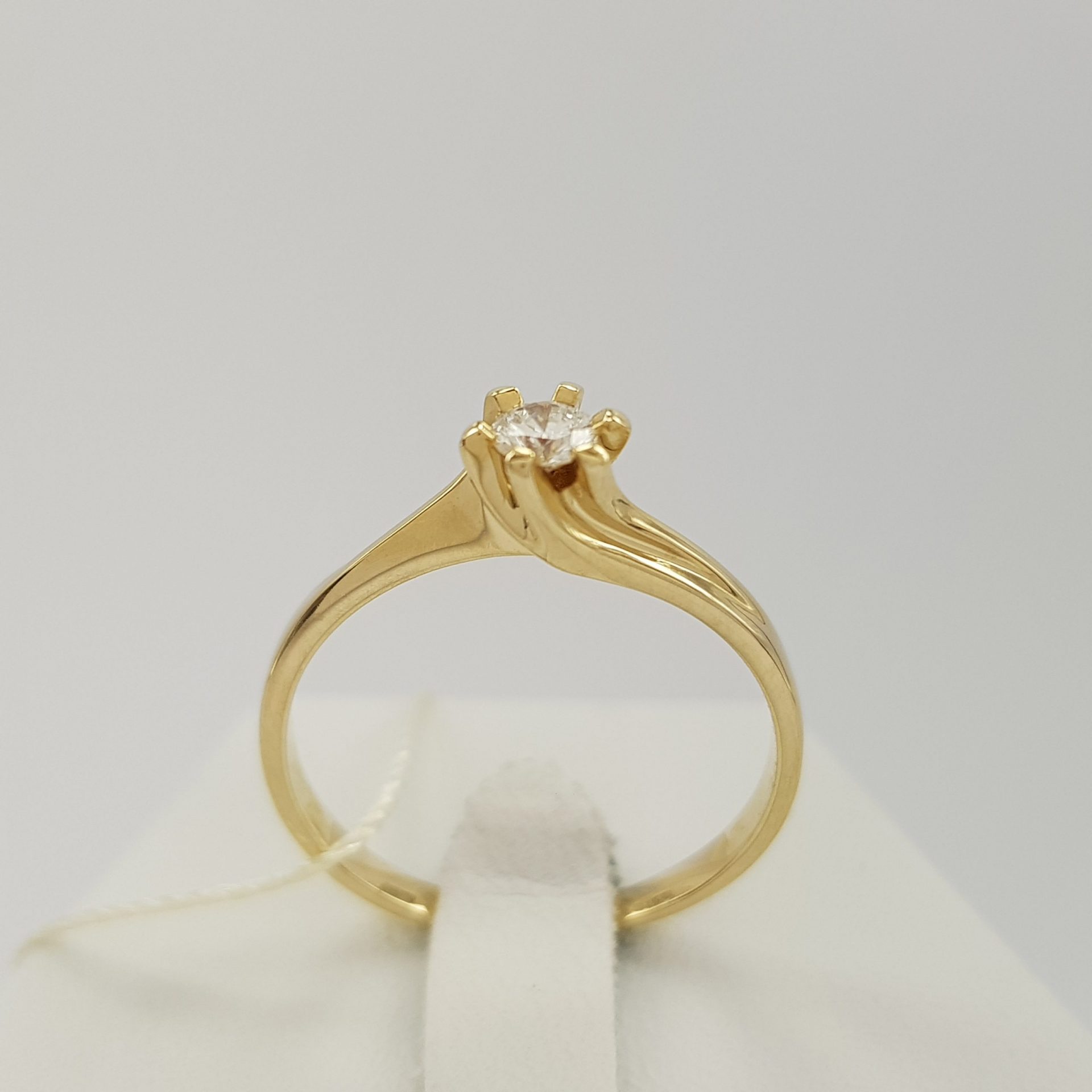 Brylant w oprawie 6 łapek- idealny pierścionek zaręczynowy