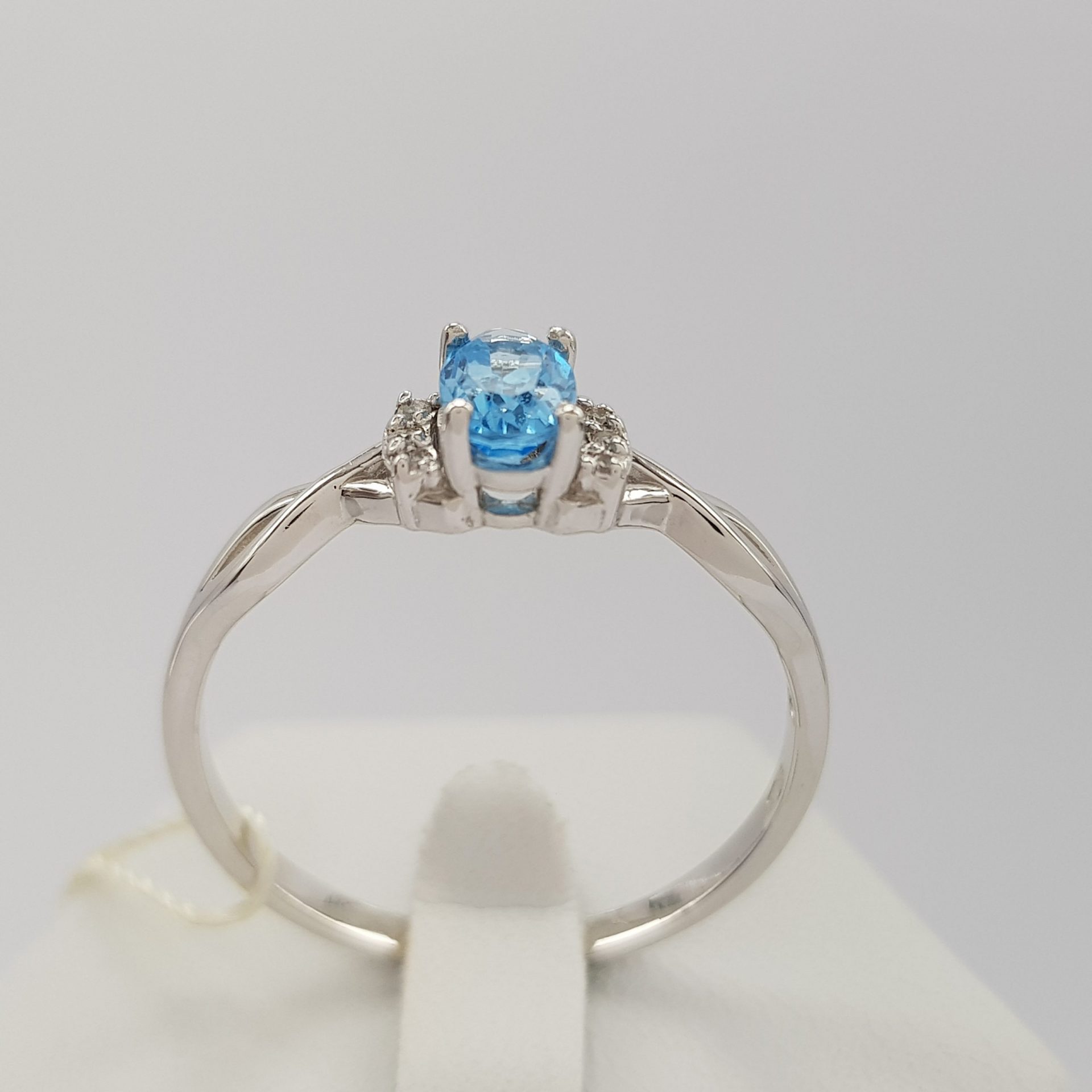 Idealny pierścionek z owalnym topazem blue i brylantami - białe złoto