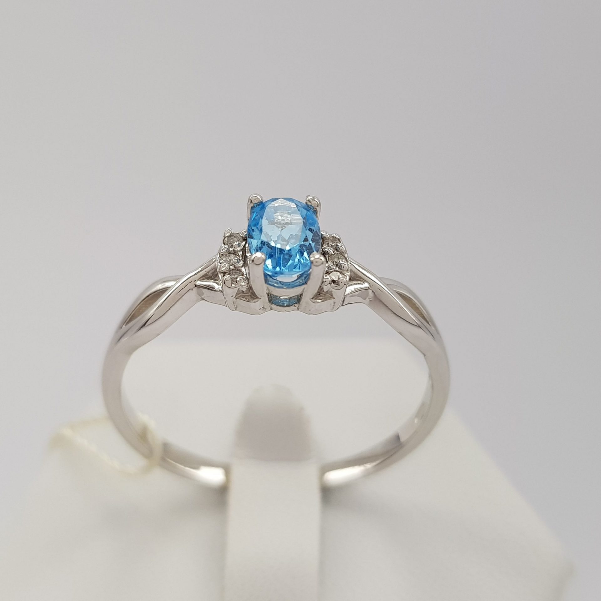Idealny pierścionek z owalnym topazem blue i brylantami - białe złoto