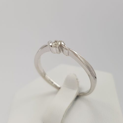 Niezwykły pierścionek zaręczynowy z białego złota z brylantem 0,06ct