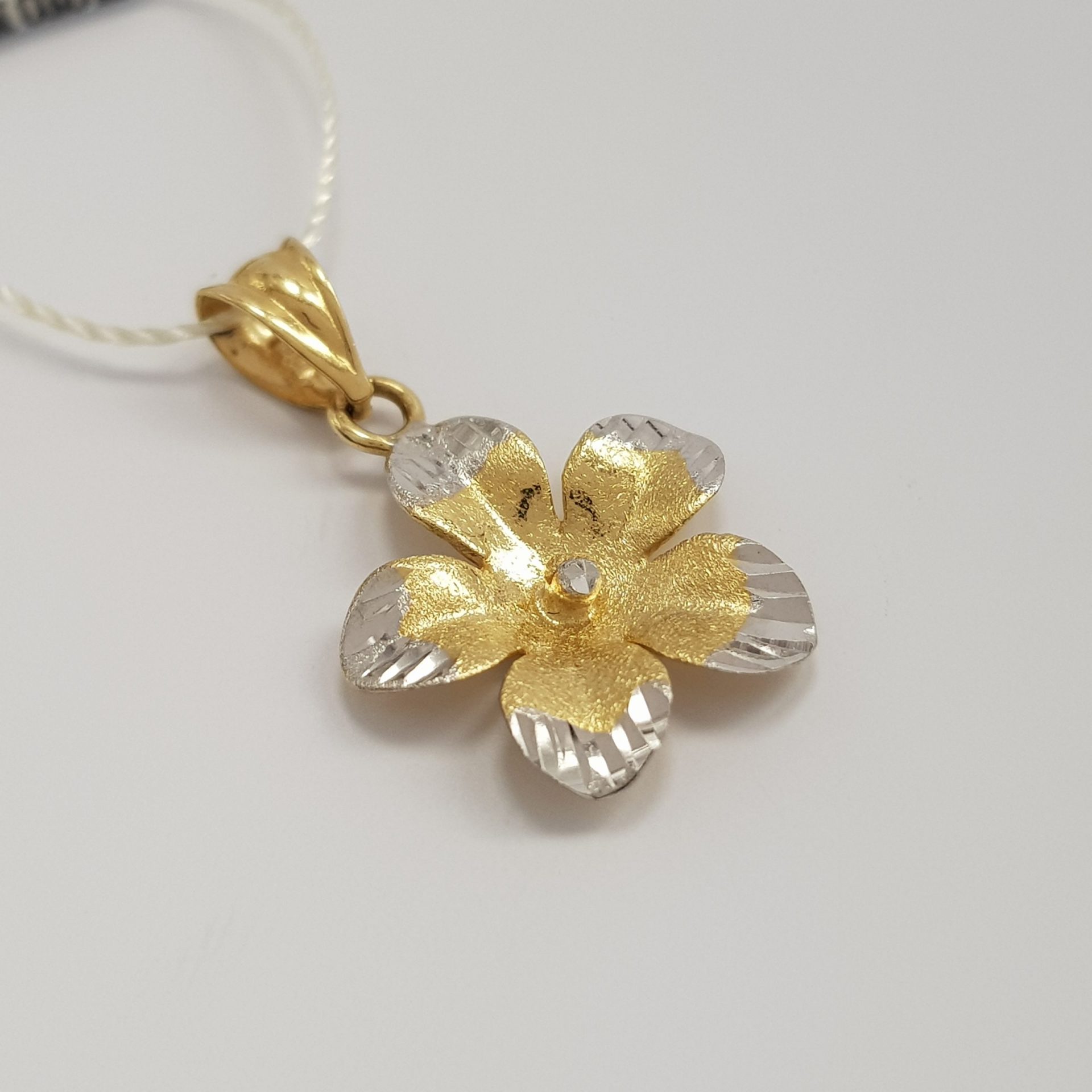 Zawieszka w kształcie kwiatka - żółte i białe złoto