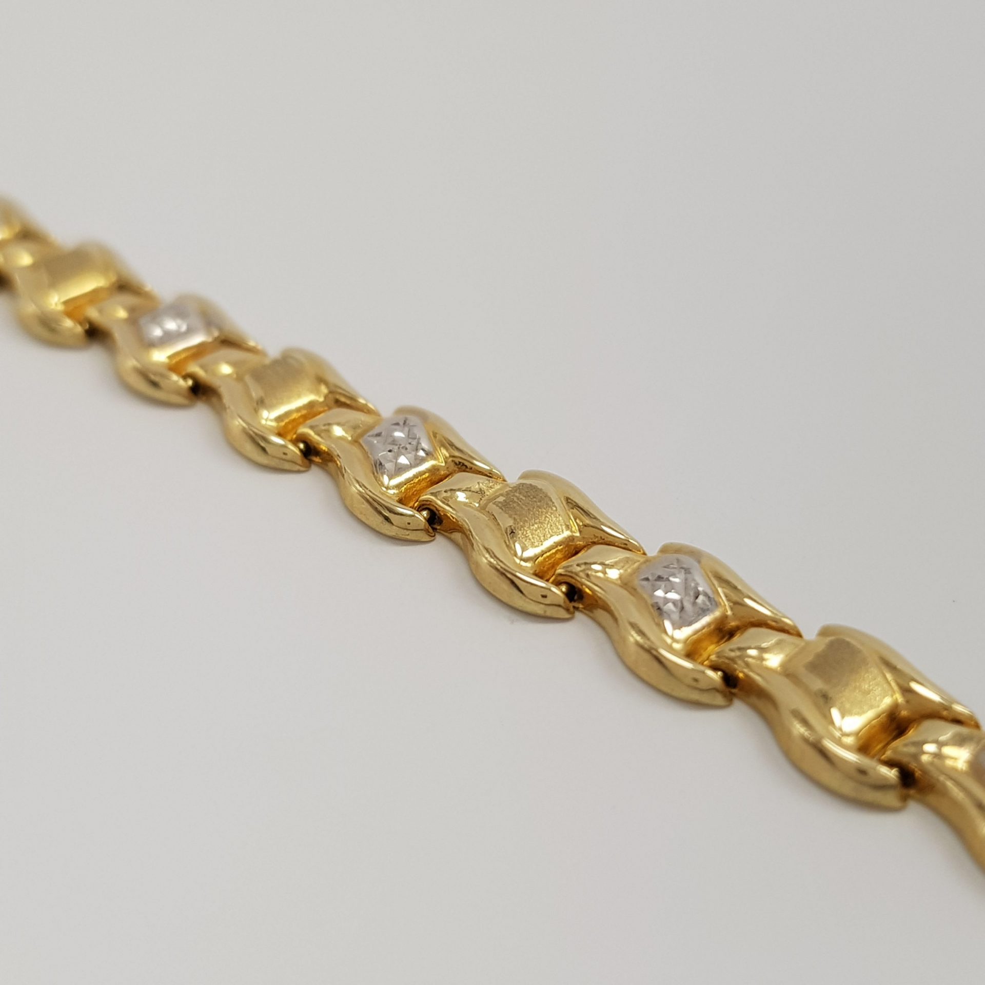 Okazała bransoletka złota wykonana z żółtego złota z dodatkiem białego
