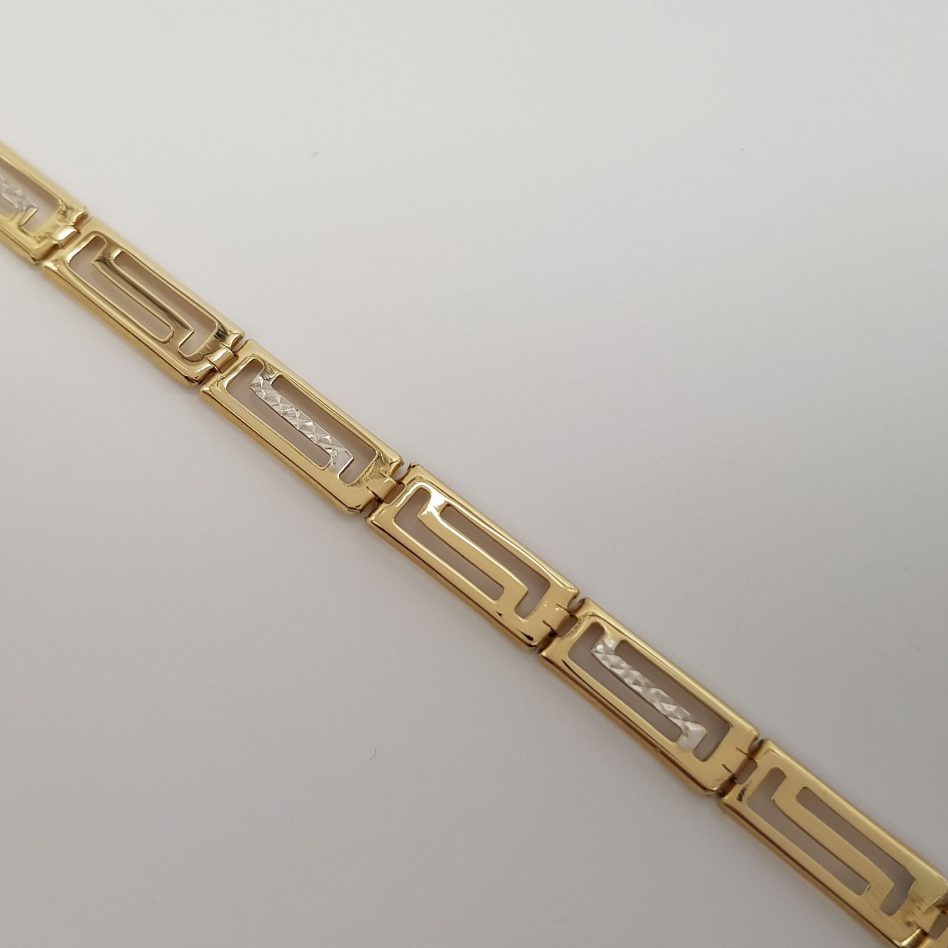Błyszcząca bransoletka złota z greckim wzorem dla eleganckiej kobiety