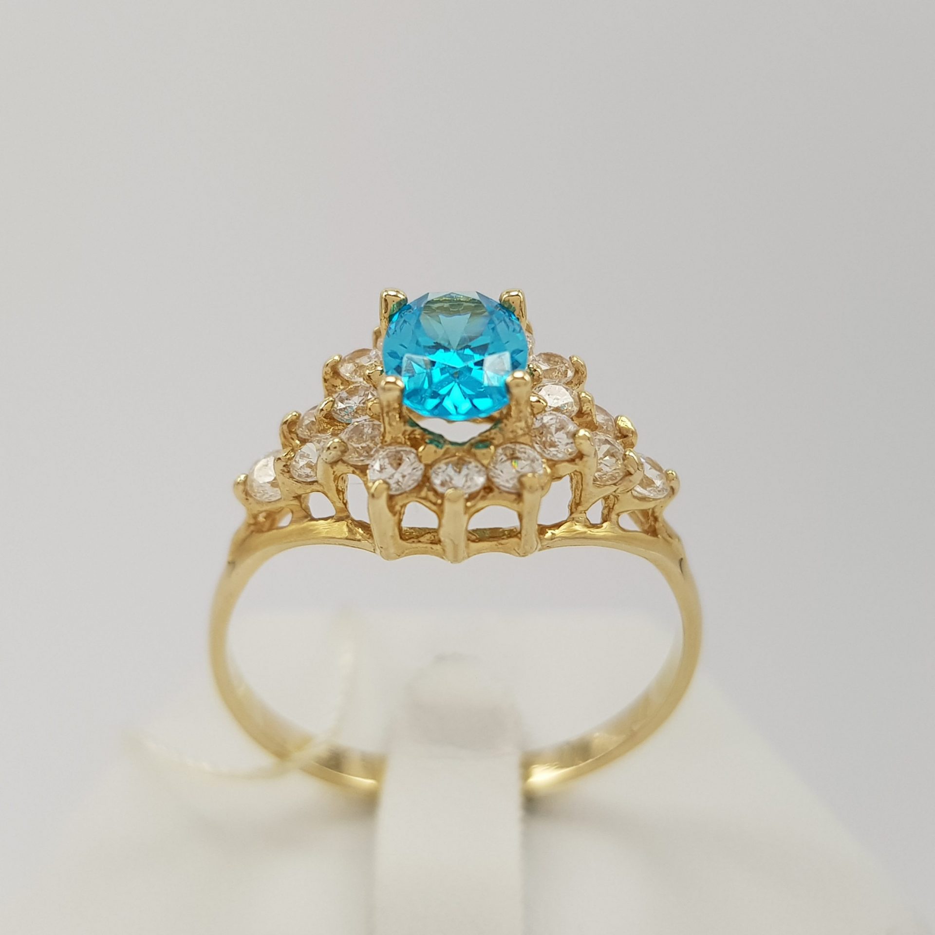 Czarujący pierścionek złoty z niepowtarzalnym niebieskim topazem