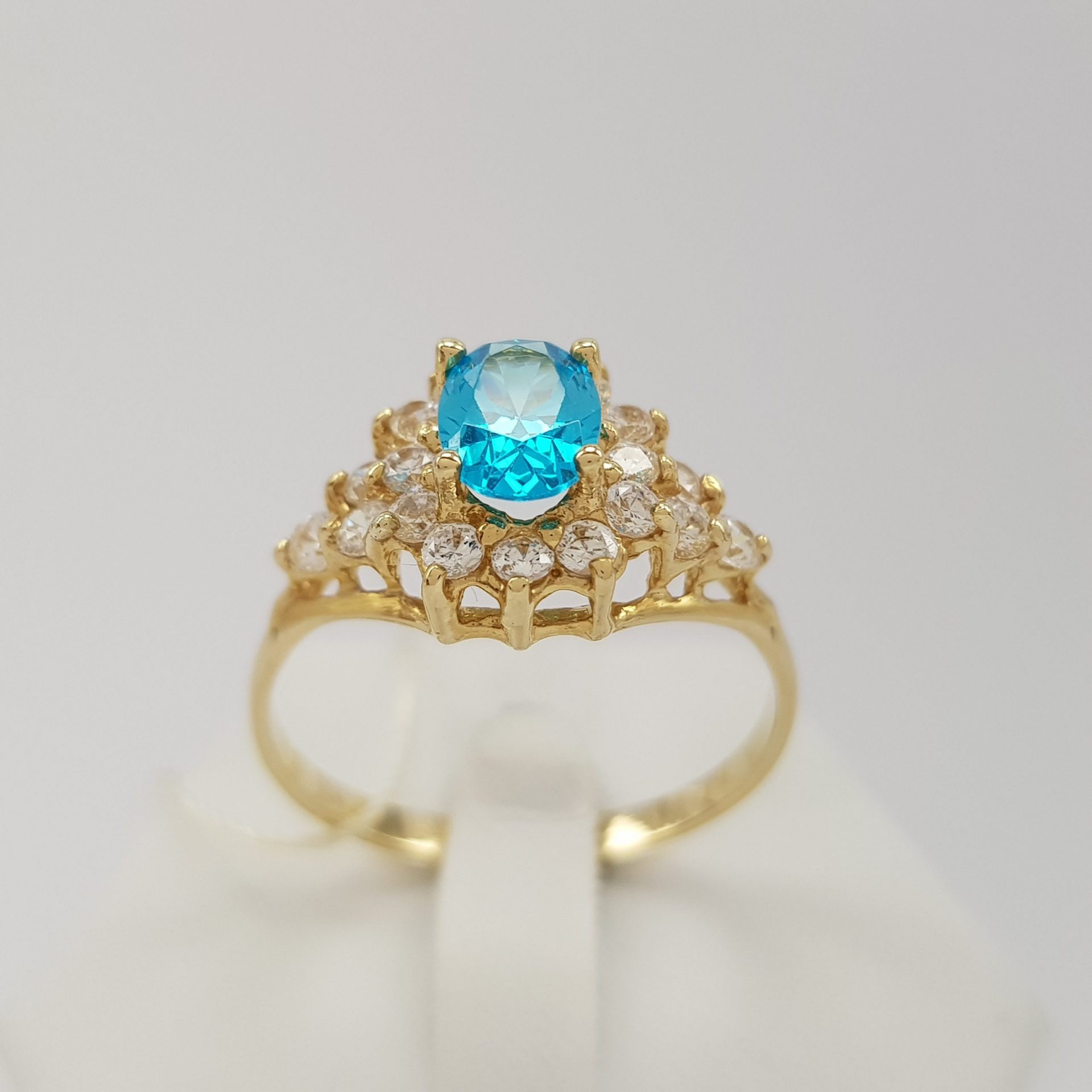 Czarujący pierścionek złoty z niepowtarzalnym niebieskim topazem