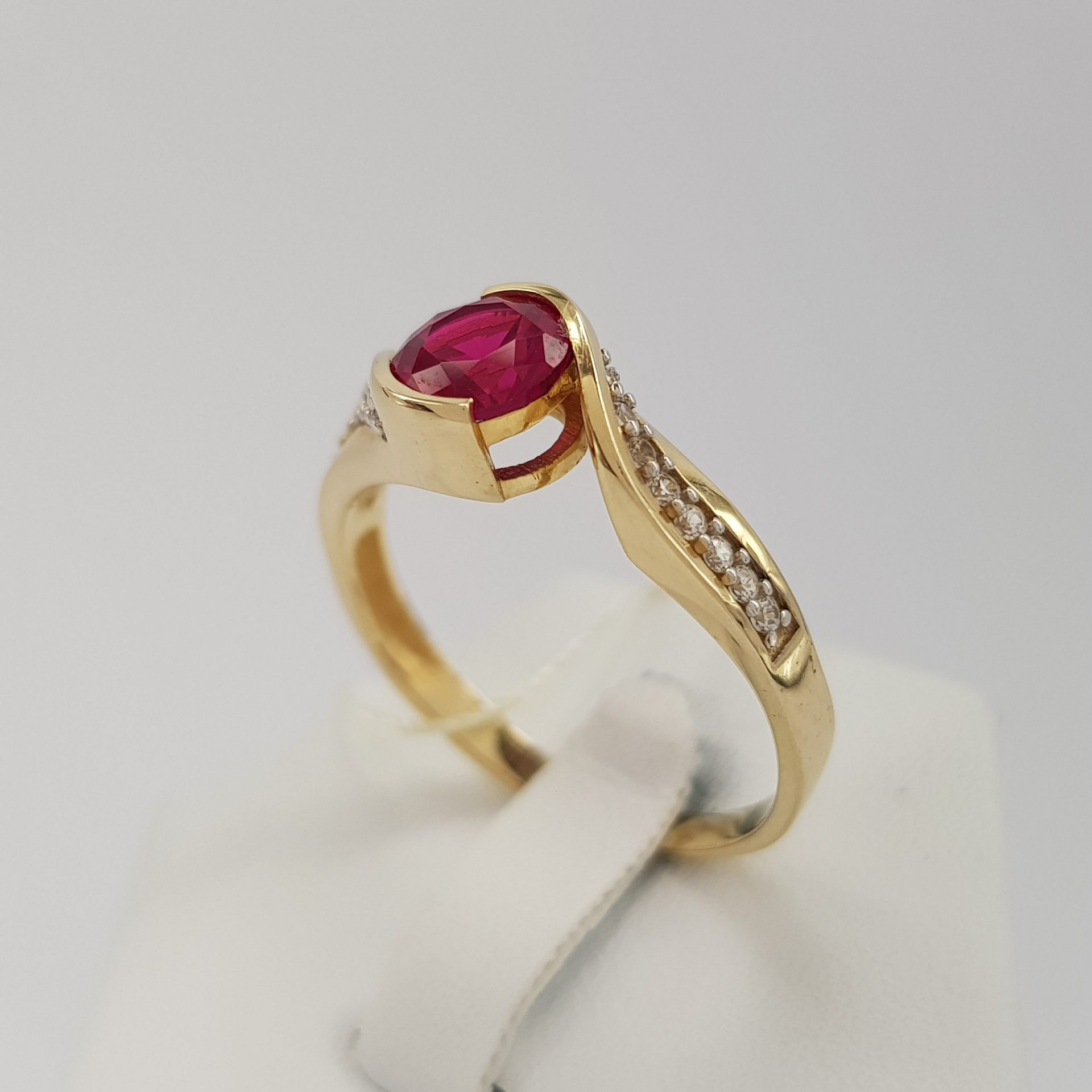 Przepiękny pierścionek złoty z rubinem i cyrkoniami w żółtym złocie