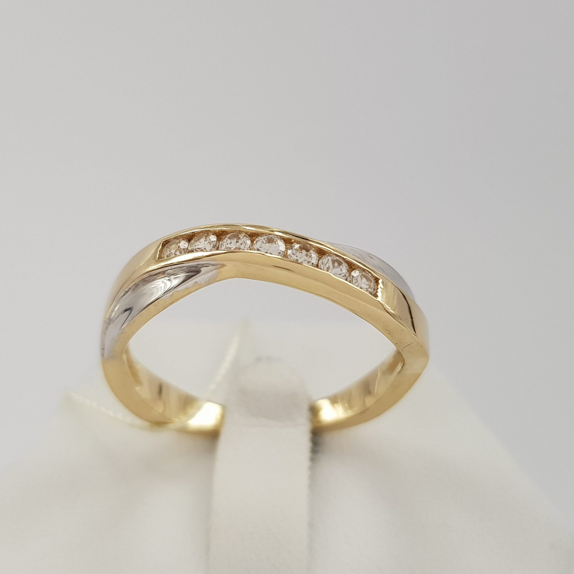 Modny, nowoczesny pierścionek ze złota 14K z cyrkoniami w złocie dwukolorowym