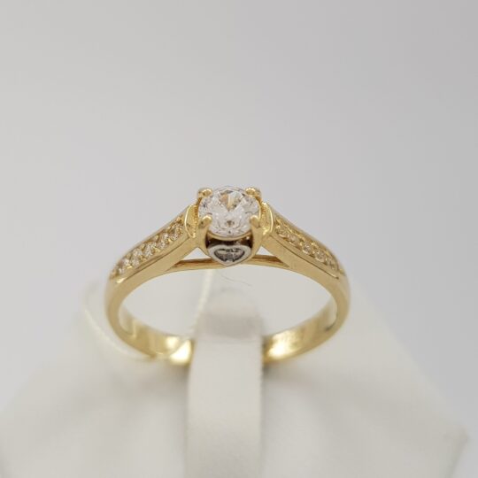 Wspaniały i wyjątkowy pierścionek złoty idealny na zaręczyny