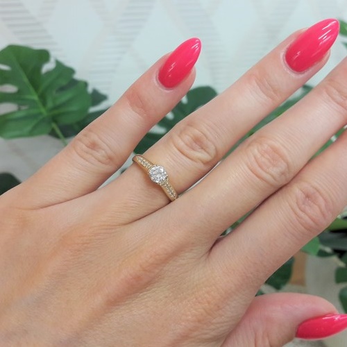 Wspaniały i wyjątkowy pierścionek złoty idealny na zaręczyny