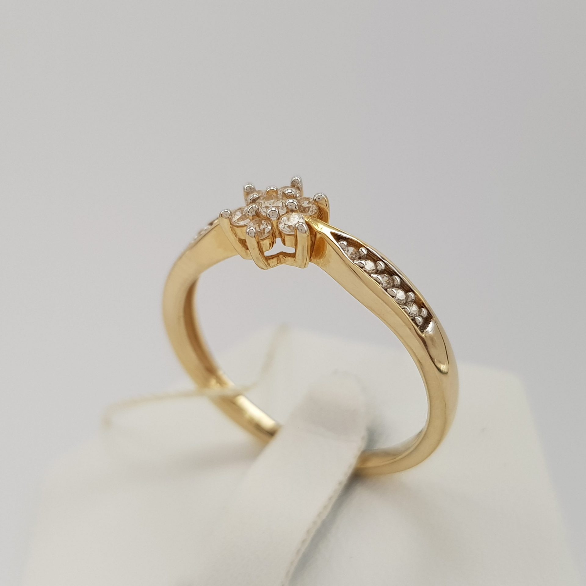Uroczy pierścionek złoty w kształcie kwiata