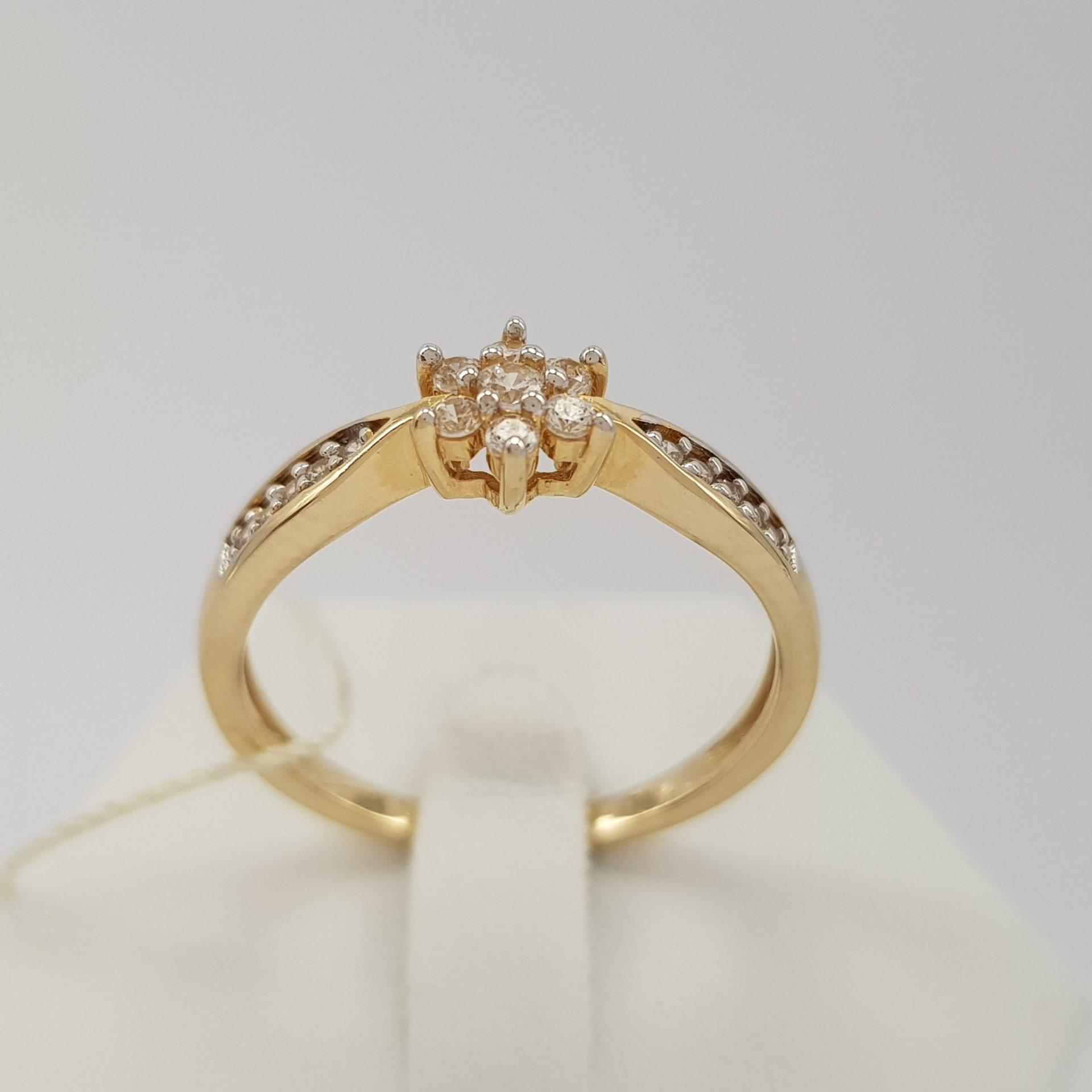 Uroczy pierścionek złoty w kształcie kwiata