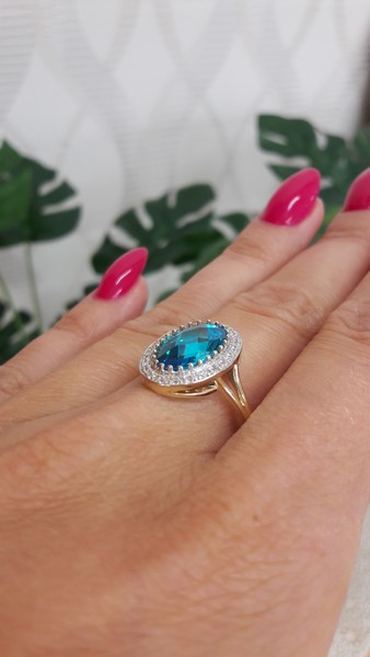 Niepowtarzalny pierścionek złoty z niebieską cyrkonią w fasetowym szlifie