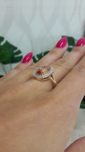 Niepowtarzalny pierścionek złoty z szampańską cyrkonią w fasetowym szlifie