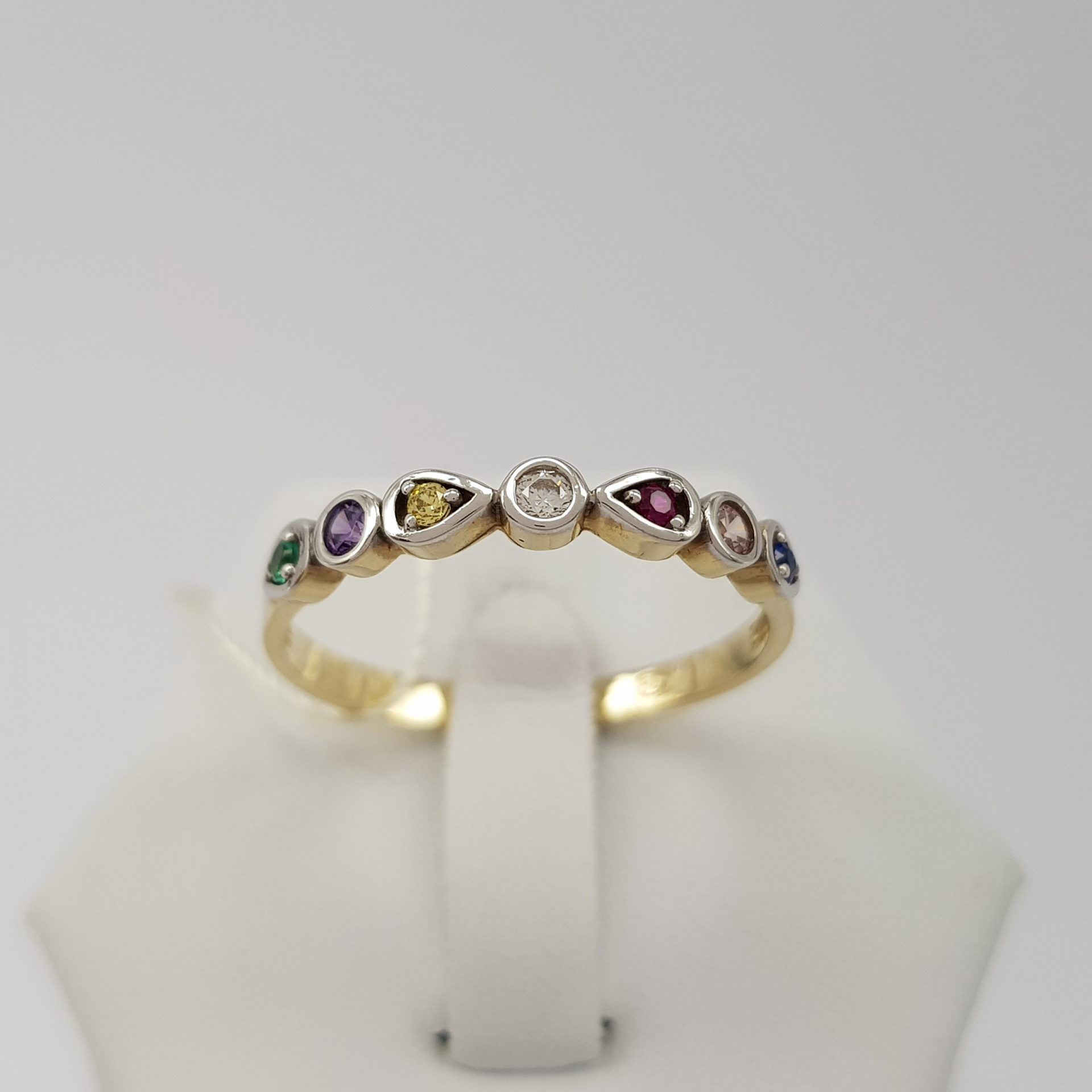 Delikatny pierścionek złoty z kolorowymi cyrkonami