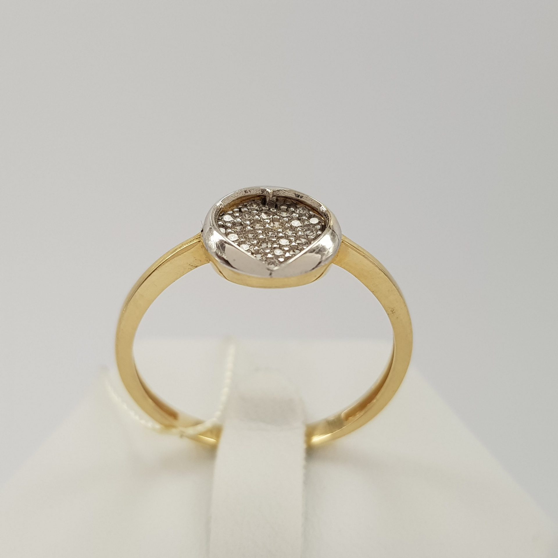 Symbol miłości - pierścionek złoty w kształcie serca z cyrkoniami