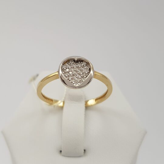 Symbol miłości - pierścionek złoty w kształcie serca z cyrkoniami