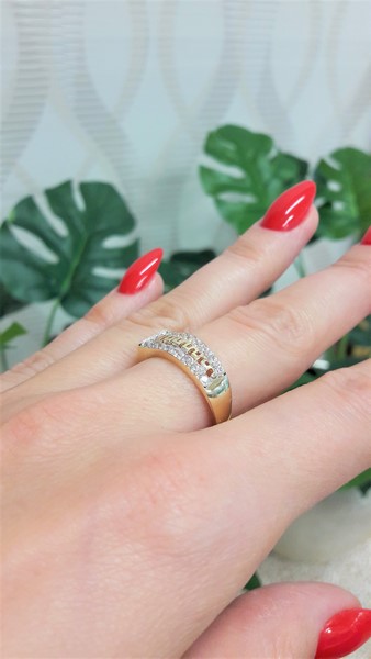 W nowoczesnym stylu - pierścionek złoty z greckim wzorem