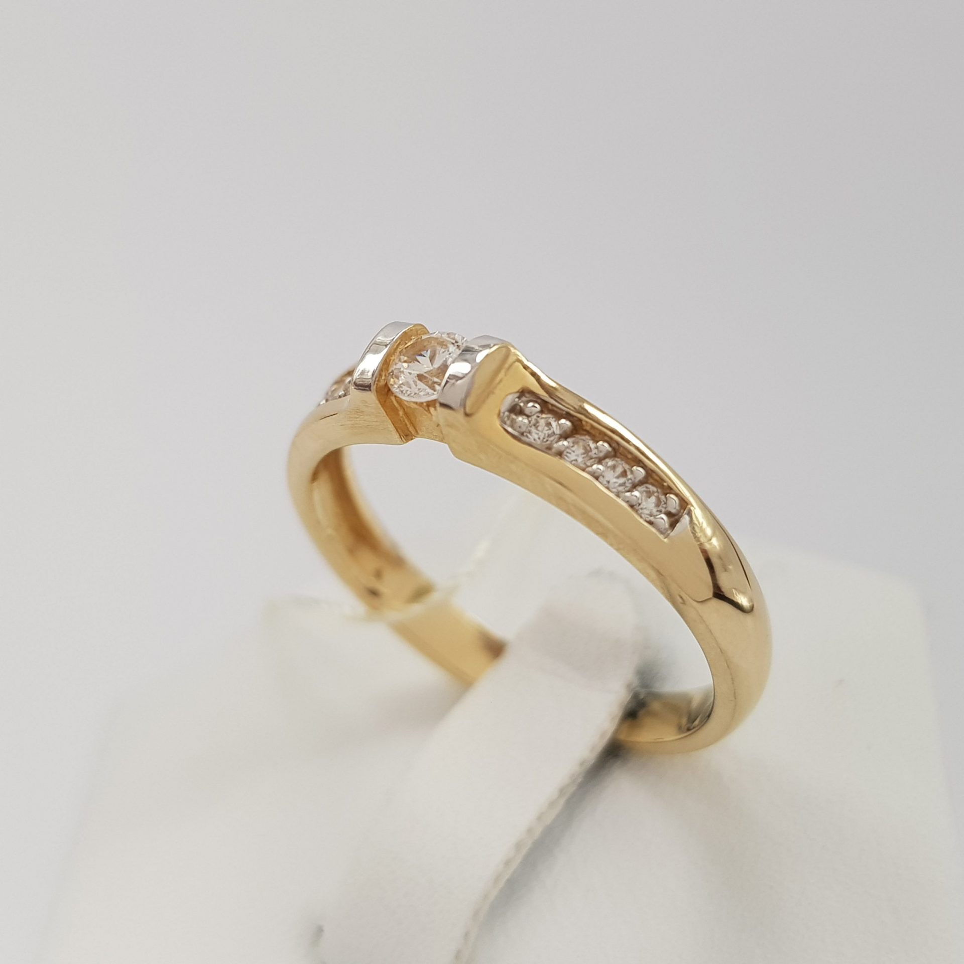 W stylu Tiffany - pierścionek złoty z 9 cyrkoniami