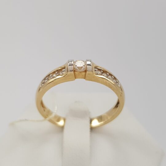 W stylu Tiffany - pierścionek złoty z 9 cyrkoniami