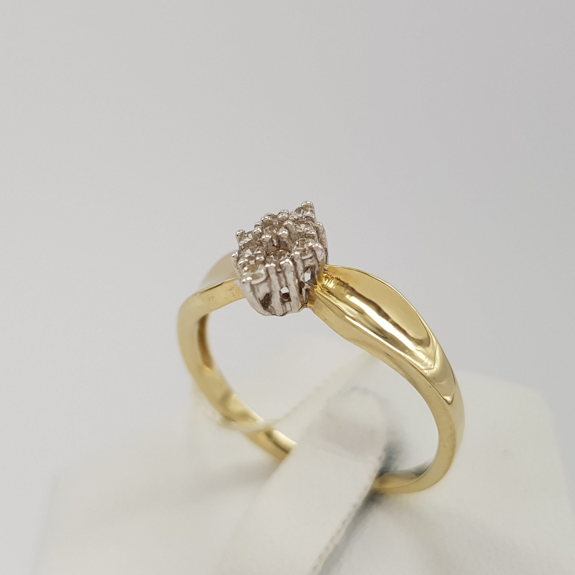 Romantyczny, złoty pierścionek wykonany w ciekawym stylu