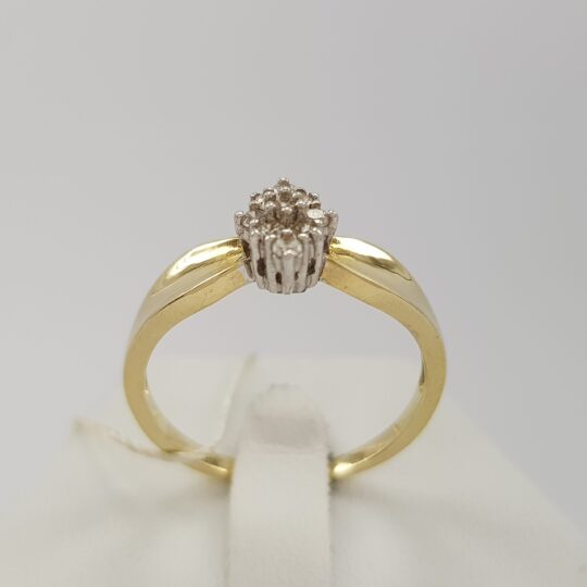 Romantyczny, złoty pierścionek wykonany w ciekawym stylu