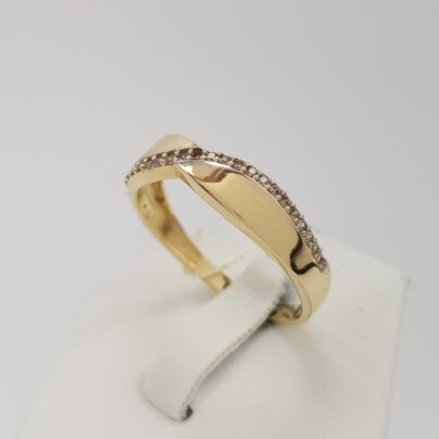 Najmodniejszy pierścionek w stylu nieskończoności wykonany z żółtego złota z cyrkoniami