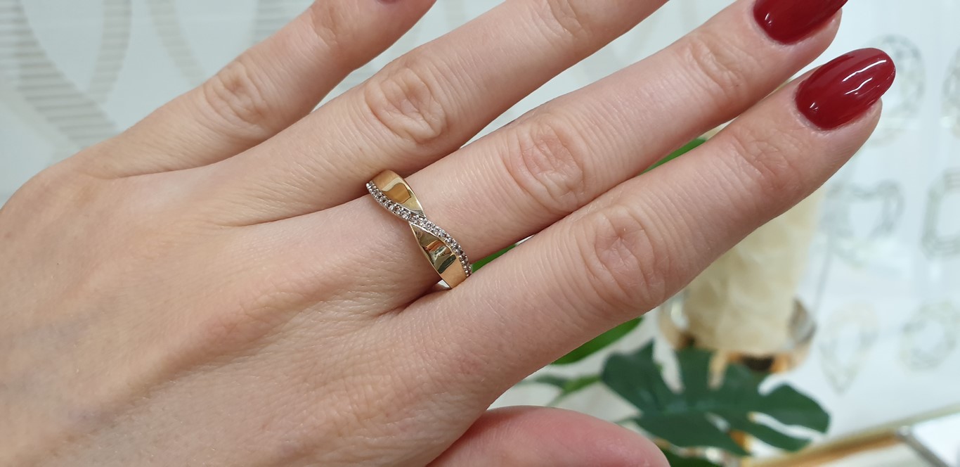 Najmodniejszy pierścionek w stylu nieskończoności wykonany z żółtego złota z cyrkoniami