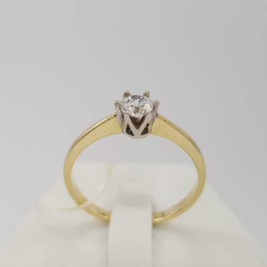 Prosty pierścionek zaręczynowy z cyrkonią w oprawie z białego złota