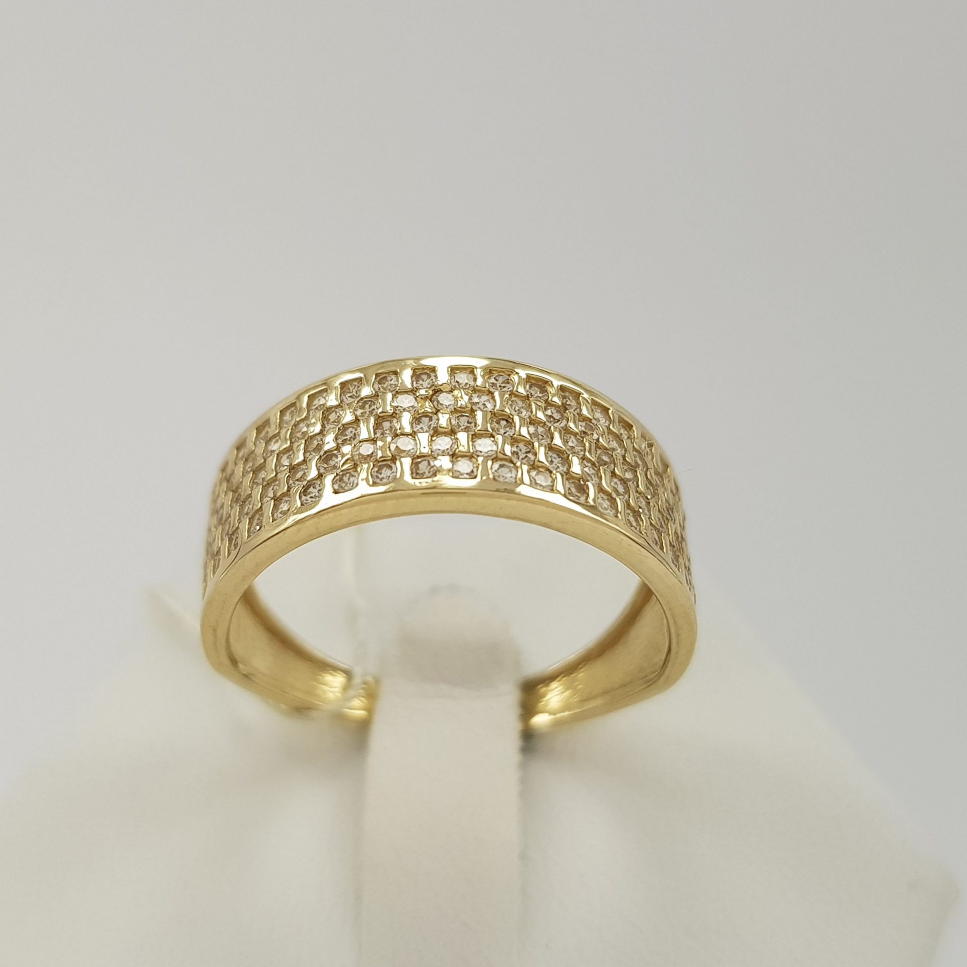 Prosty, elegancki i szeroki pierścionek złoty z cyrkoniami
