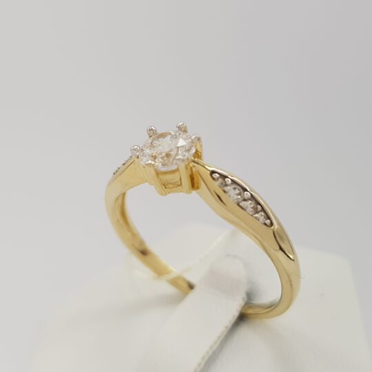 Idealny na zaręczyny - pierścionek złoty z cyrkoniami