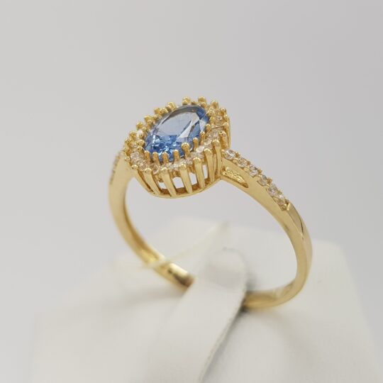 Złoty pierścionek z błękitnym kamieniem