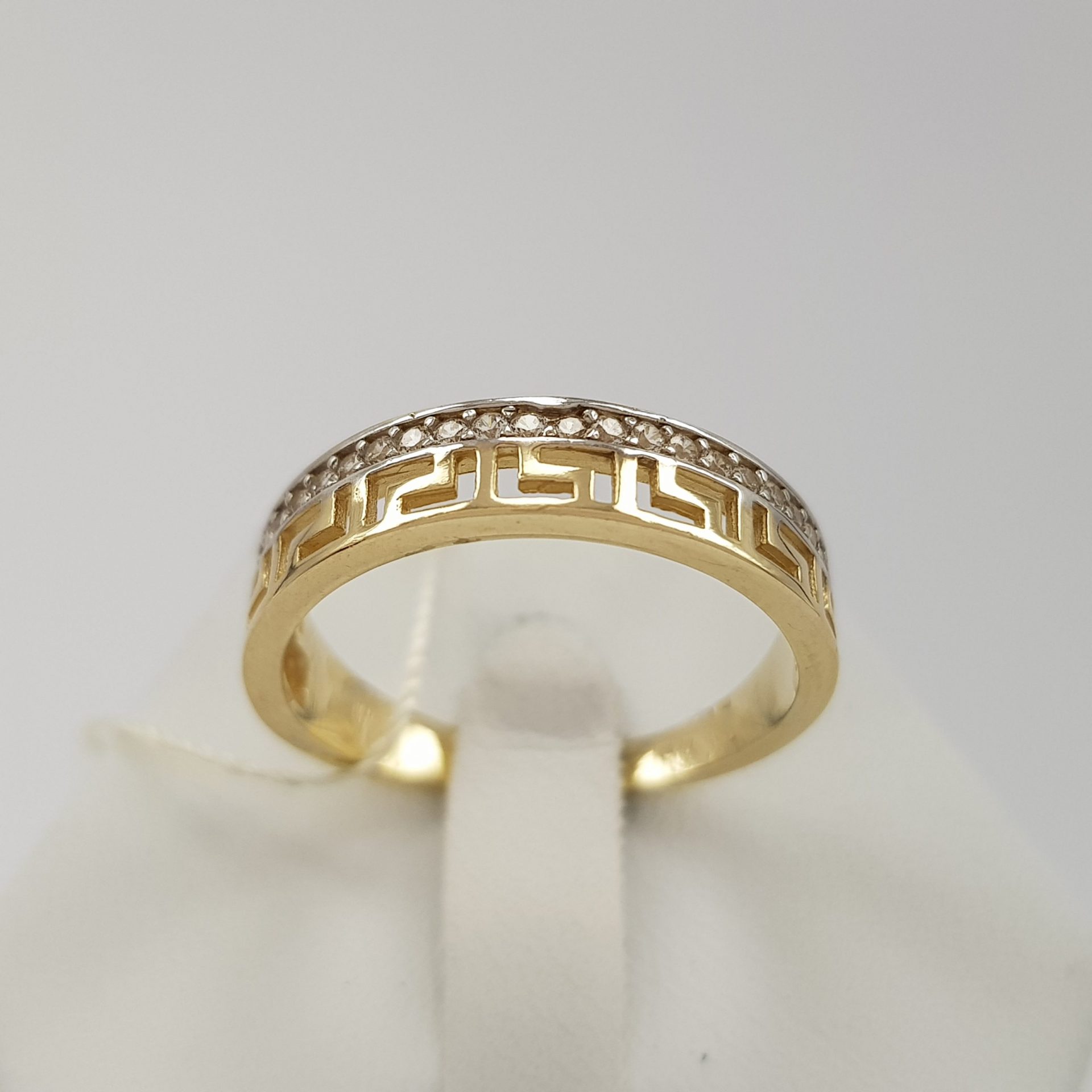 Obrączkowy pierścionek złoty z greckim wzorem i cyrkoniami