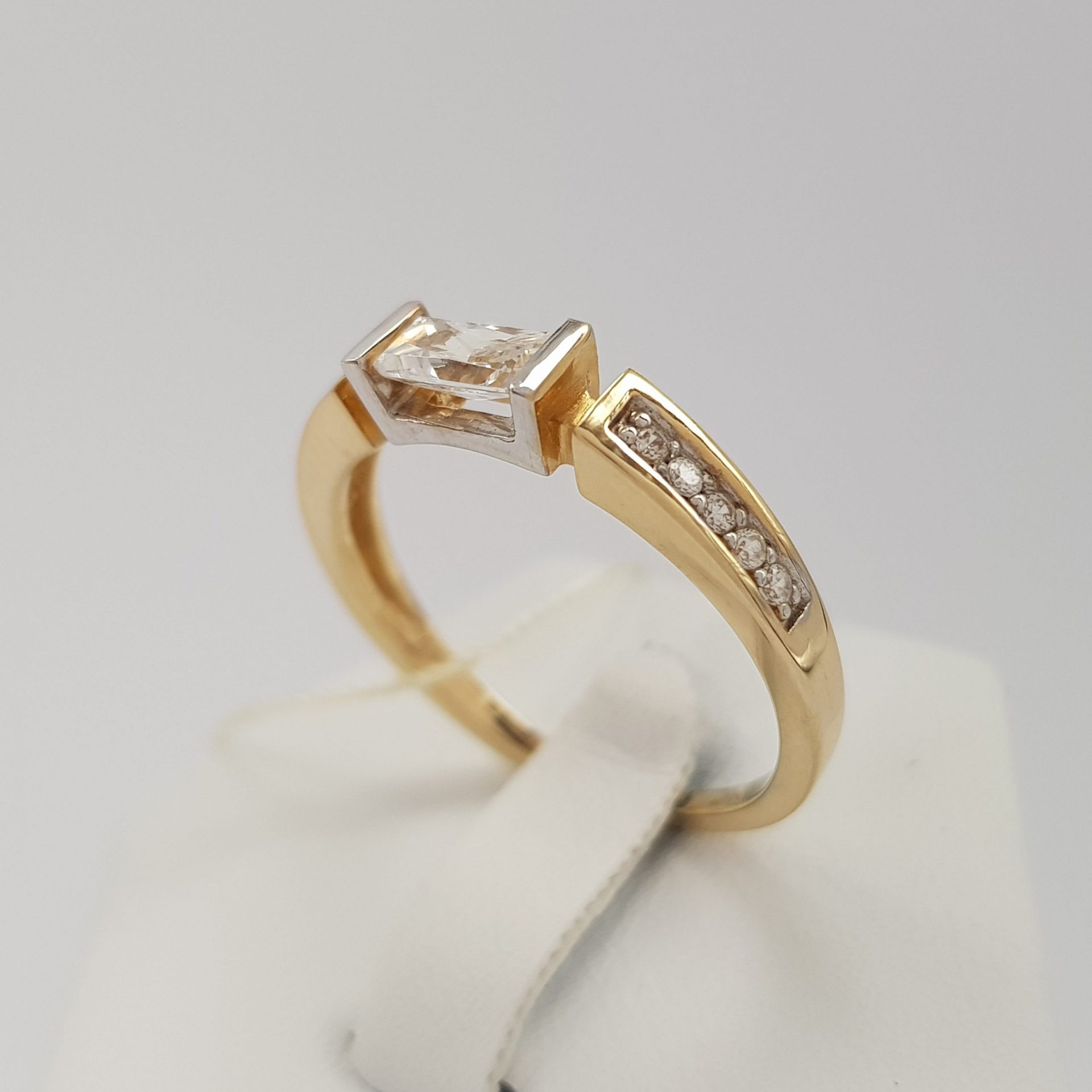 Pierścionek złoty z prostokątną cyrkonią w oprawie z białego złota