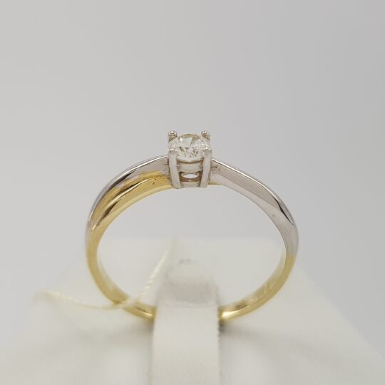 Najmodniejszy pierścionek zaręczynowy: ponadczasowy w żółtym złocie