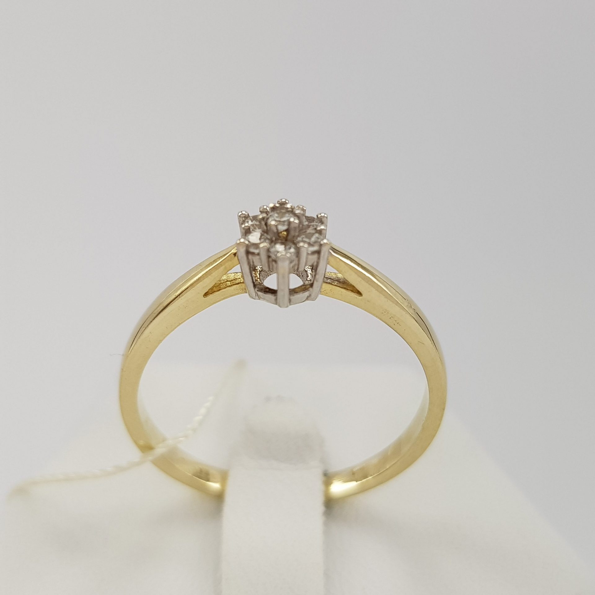 Romantyczny, złoty pierścionek zaręczynowy z 7 cyrkoniami w kwiatowej oprawie