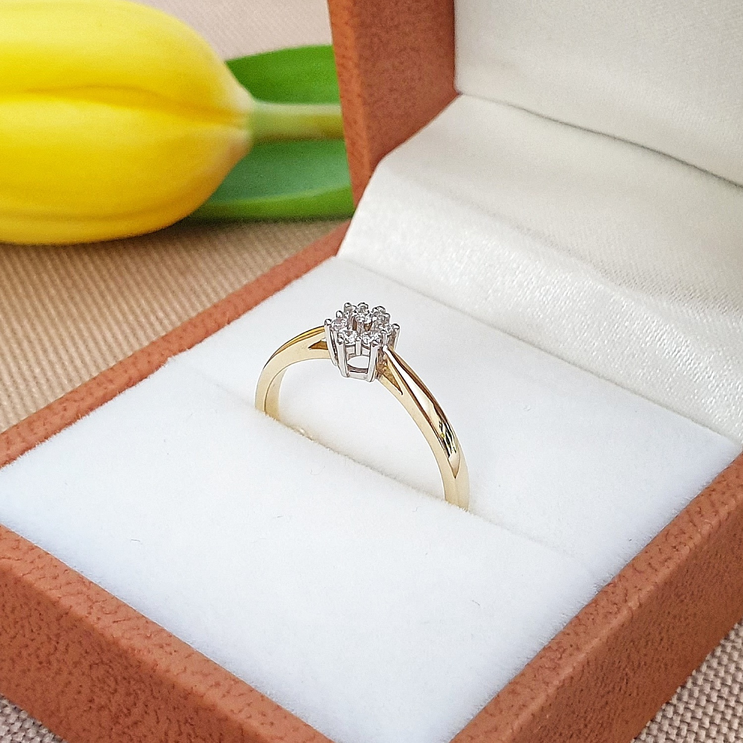 Romantyczny, złoty pierścionek zaręczynowy z 7 cyrkoniami w kwiatowej oprawie