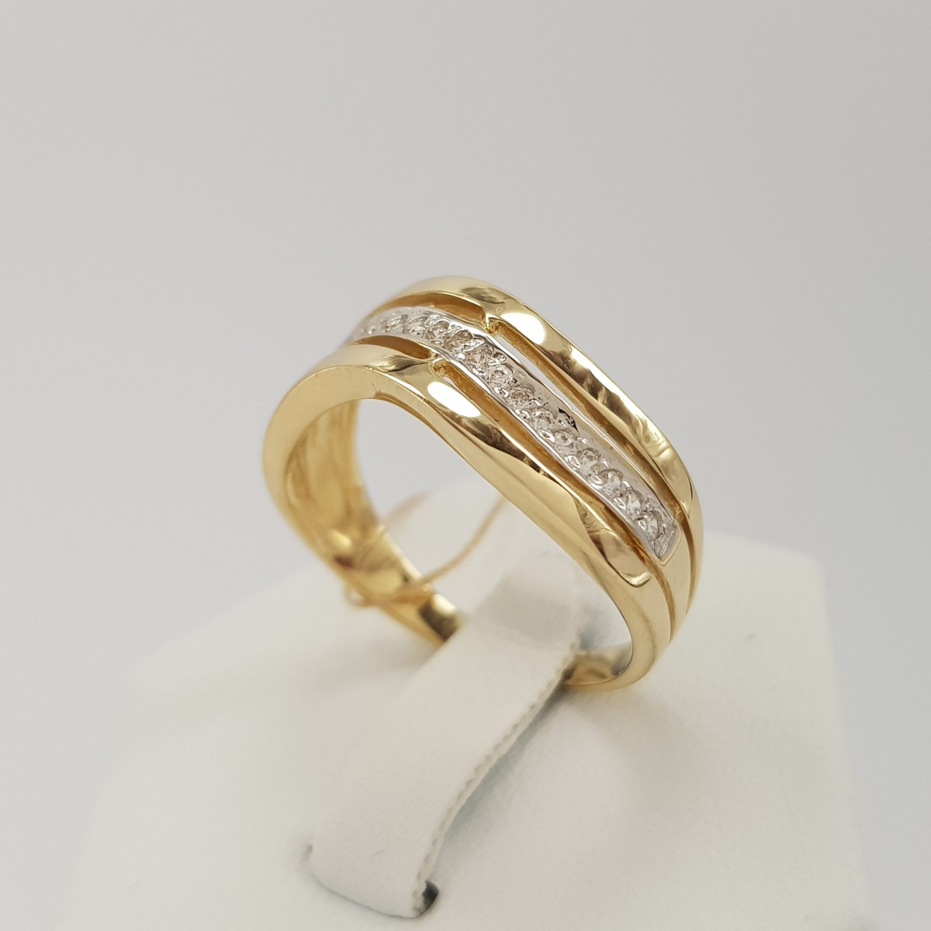 Dla eleganckiej kobiety - pierścionek złoty z cyrkoniami